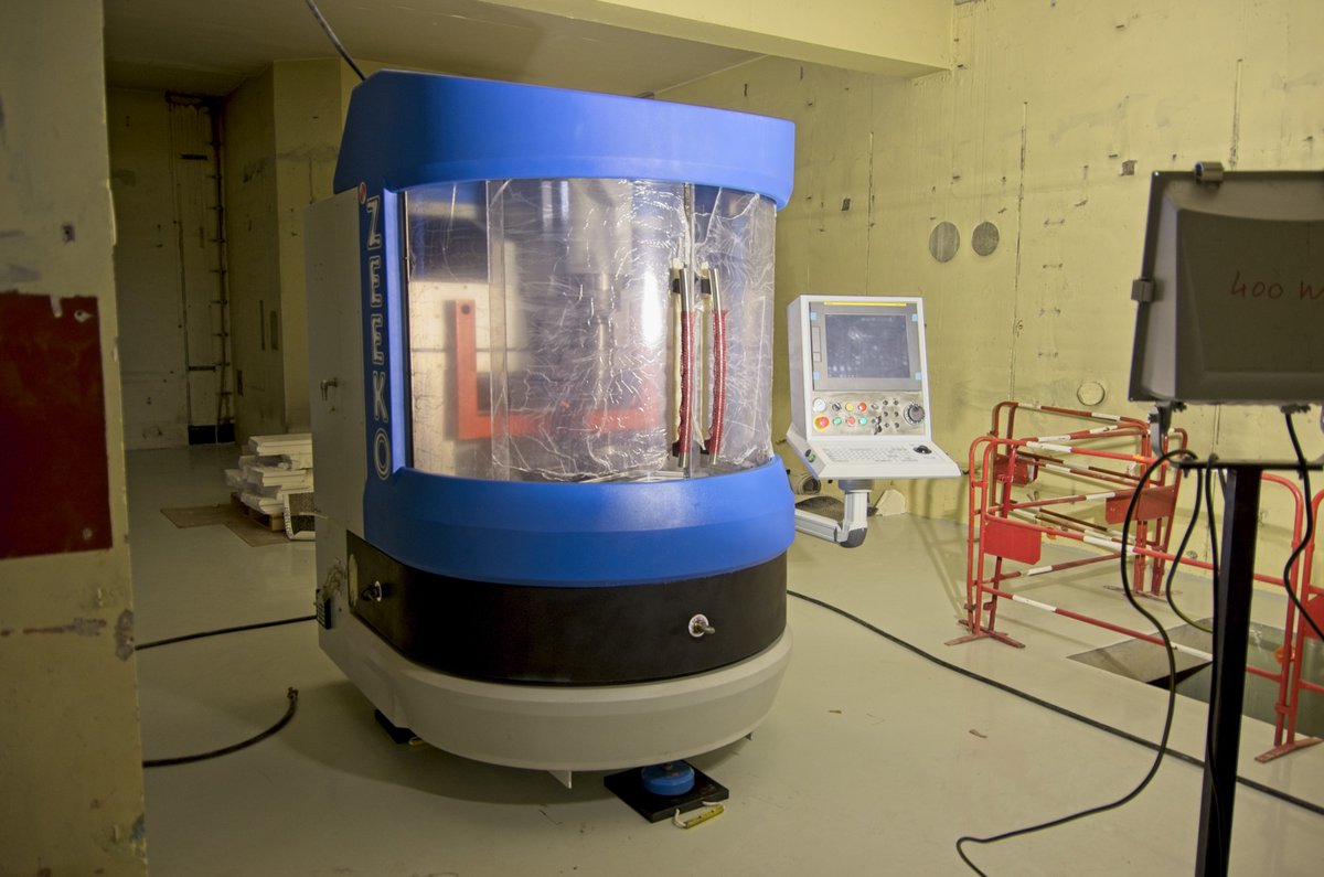 <a href="/IP2ILyon/">IP2I Lyon</a> Dans la boite, il y a un robot de polissage 6 axes <a href="/LtdZeeko/">Zeeko Ltd</a> qui accepte des pièces de 400 mm de diamètre. Le polissage optique est une étape indispensable avant le traitement de surface pour la réalisation des miroirs.
🤖🪞