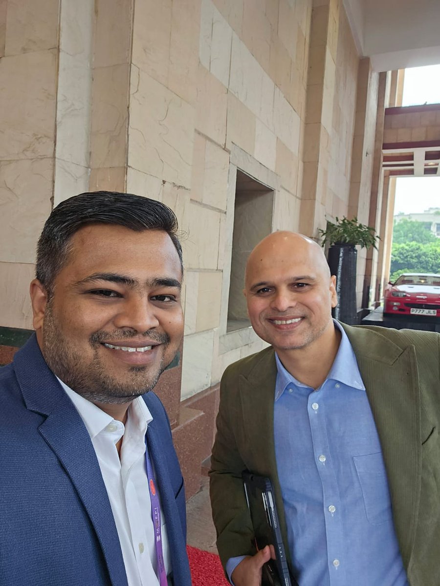 kunalpatil88's tweet photo. @vikramsathaye Lovely Meeting you today. Huge Fan. Keep Mimicking https://t.co/osTckIfwmY