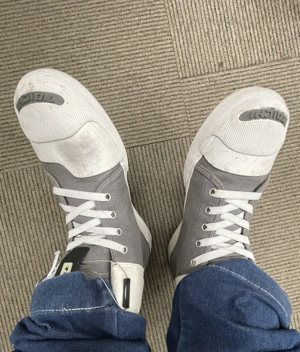 色味も履き心地もめっちゃ気に入ってるのに履けば履くほど汚れがとれない😂でも好き

今日仕事に行く前にバイクのガソリン残量がひとメモリになってて:( ;´꒳`;):ﾋｪｯっと思いながら走りました。125と比べると400はやっぱりガソリン減るのはやいですね。