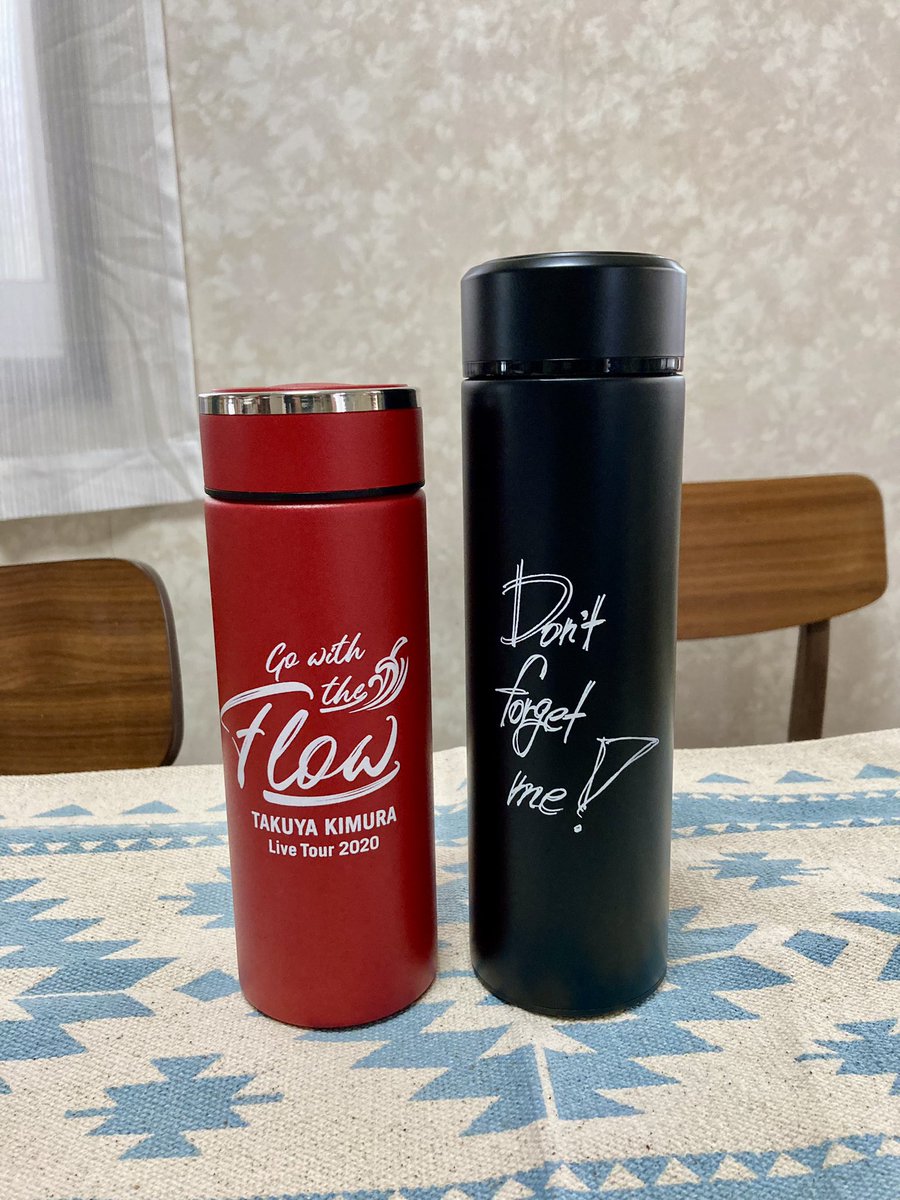 smapta's tweet image. ドリンクボトルがサイズup⤴️してる😊😊
左の #gowiththeflow のボトルは毎日仕事に持って行ってます😆
今回の  #SEEYOUTHERE のNewボトルも大切に使わせて貰いますね😆👍✨
拓哉君の手書きのメッセージが可愛いのだ😊
 #木村拓哉