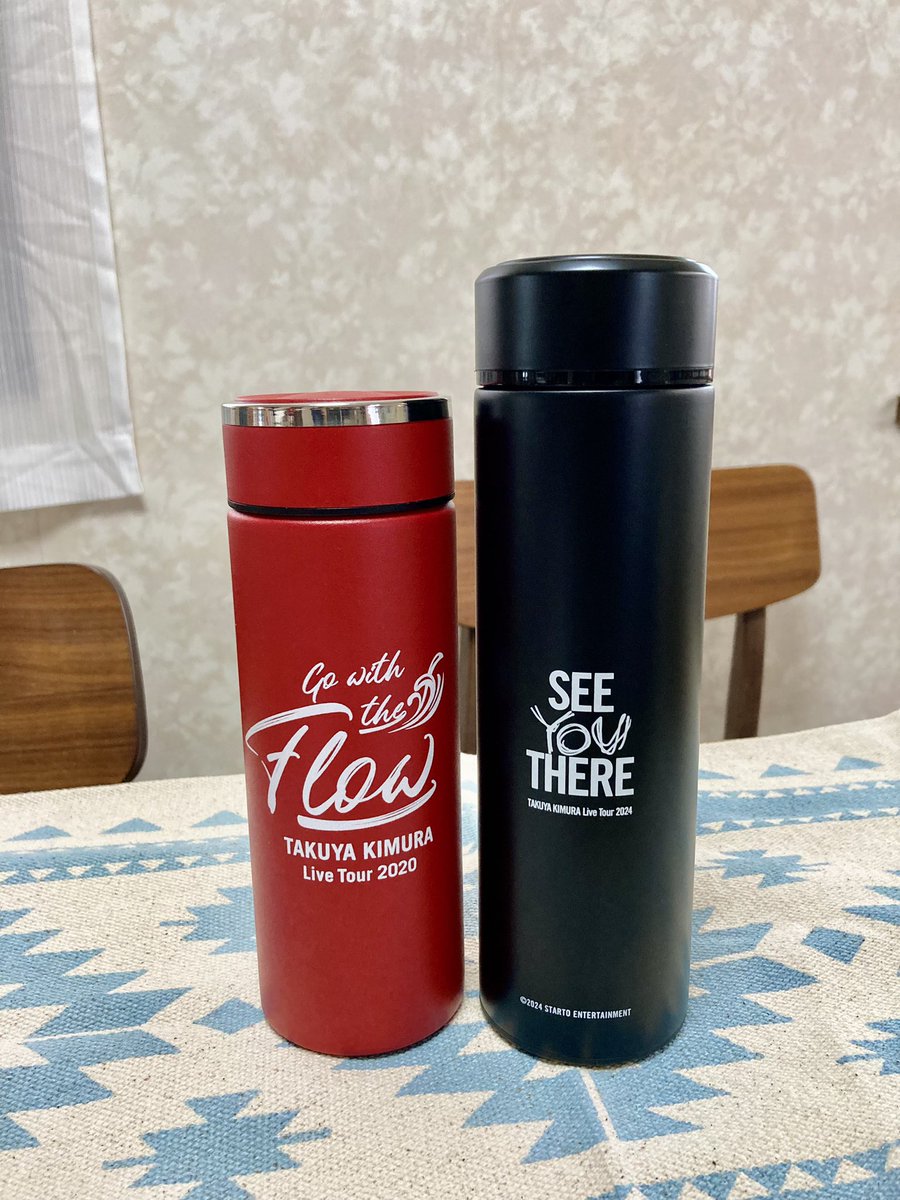 smapta's tweet image. ドリンクボトルがサイズup⤴️してる😊😊
左の #gowiththeflow のボトルは毎日仕事に持って行ってます😆
今回の  #SEEYOUTHERE のNewボトルも大切に使わせて貰いますね😆👍✨
拓哉君の手書きのメッセージが可愛いのだ😊
 #木村拓哉