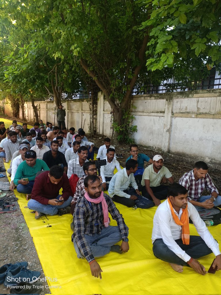 शिक्षा सेवा चयन आयोग सभी साथी पहुंच रहे है  आप सब भी अधिक से अधिक संख्या में पहुंचे लड़ेंगे और जीतेंगे ।

#UP_WANT_TEACHER_VACANCY 
#UP_मांगें_शिक्षक_भर्ती