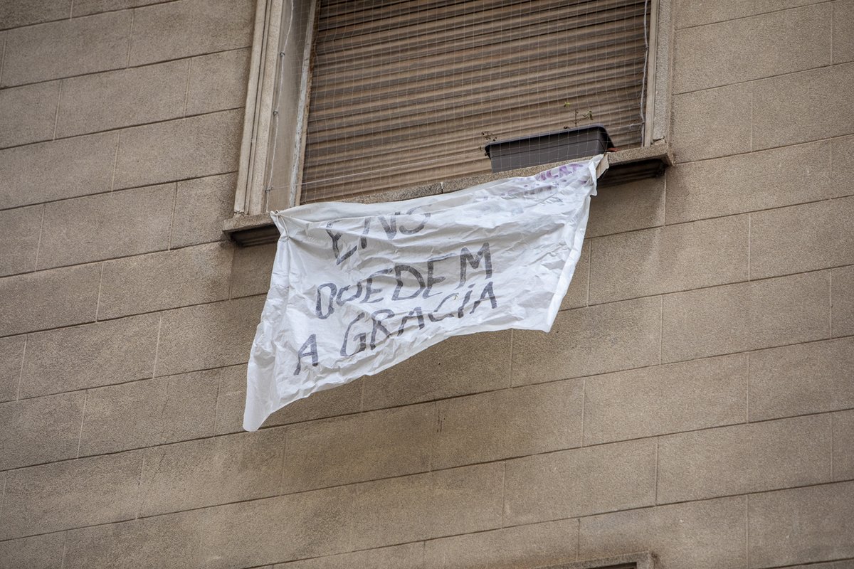 #HABITATGE | La venda de 8 blocs de pisos a un fons d'inversió pot deixar sense casa a cinquanta-vuit famílies del barri de Gràcia directa.cat/la-venda-de-8-……
✍️ <a href="/JuliaMas10/">Júlia Mas</a>
📷 <a href="/_ittos_/">Victor Serri</a>