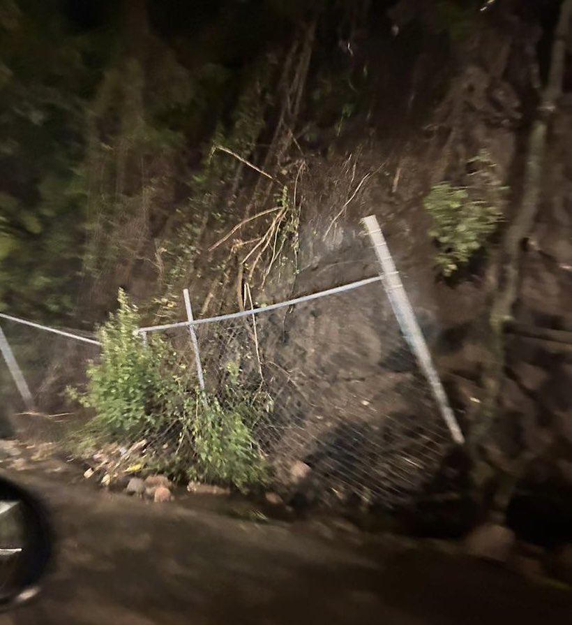 @AlcCuajimalpa <a href="/Alcaldia_DGODU/">Dirección General de Obras y Desarrollo Urbano</a> <a href="/CuajimalpaDGSU/">Dirección General de Servicios Urbanos Cuajimalpa</a> <a href="/Cuajimalpa_DPCE/">Protección Civil</a> <a href="/ysqsoy/">JG</a> <a href="/joacofon/">Joaco Fon</a> <a href="/sofiapca/">Sofia Perochena</a> <a href="/montsebotey/">mb</a> Paseo de los tamarindos desde carr Toluca hasta Arcos Bosques es zona de guerra, deslaves, baches, luminarias fundidas, urge atender