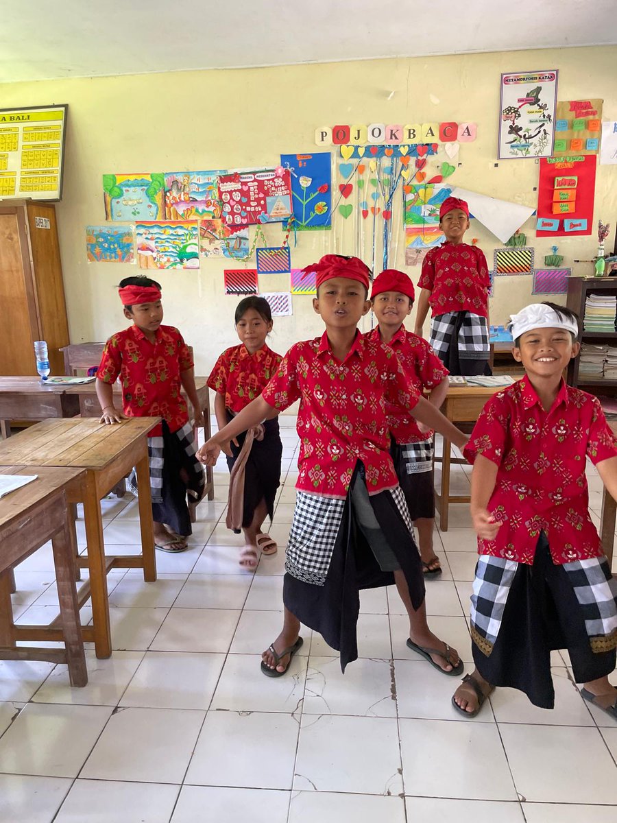 capodj's tweet photo. Visite d'une école à BALI. Le système scolaire est différent, il n'y a que 6 classe par ecole.
#bali #Indonésie #Voyage #nature #offrande https://t.co/mo2jEJXIxR