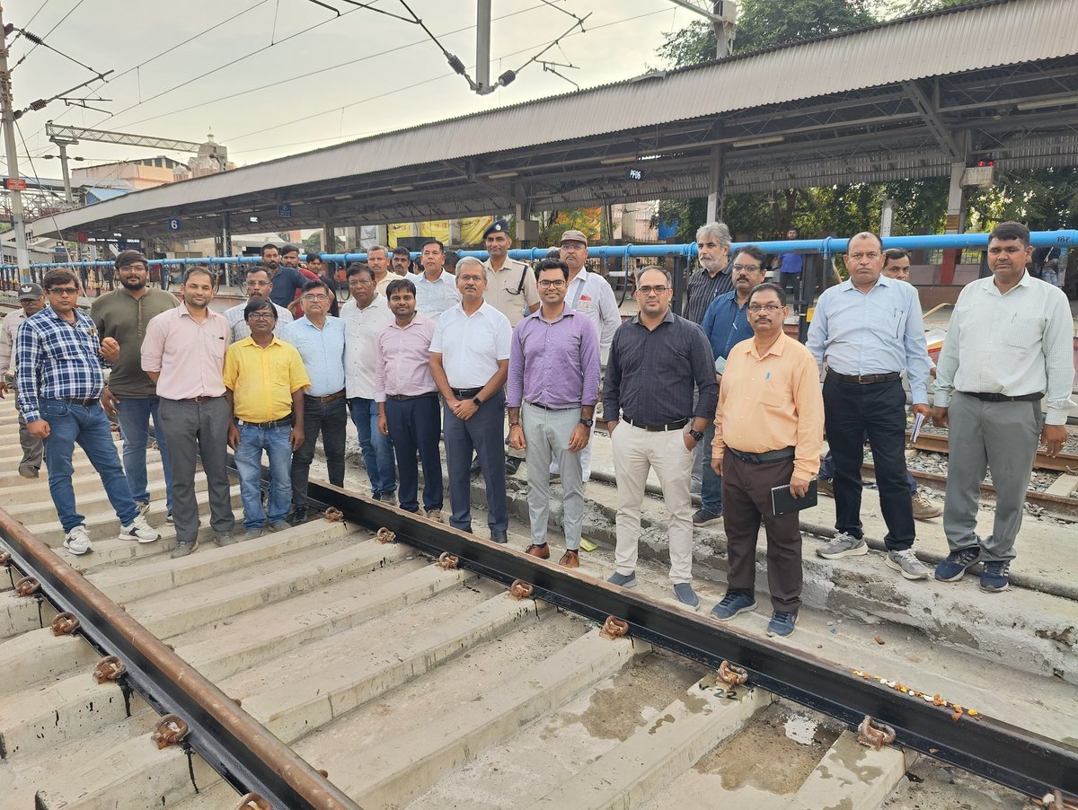 DRMBRCWR's tweet photo. Passenger Line No. 5 at Vadodara Station has been successfully converted into a CC Apron recently.

CC aprons are more hygienic as now it is very easy to clean the tracks as well as maintenance of tracks becomes easier and convenient.

Despite challenges, this major infrastructure work was completed on time, ensuring improved track stability and drainage for long-term durability.

#WRUpdates
@WesternRly @RailMinIndia