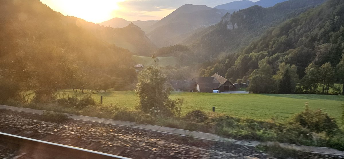 Gut, dass die Sonne wieder scheint und Züge wieder fahren, wie der <a href="/unsereOEBB/">ÖBB</a> #Railjet 551 über den Semmering. Danke an alle, die halfen und immer noch helfen wo immer es Not tut. #Hochwasser