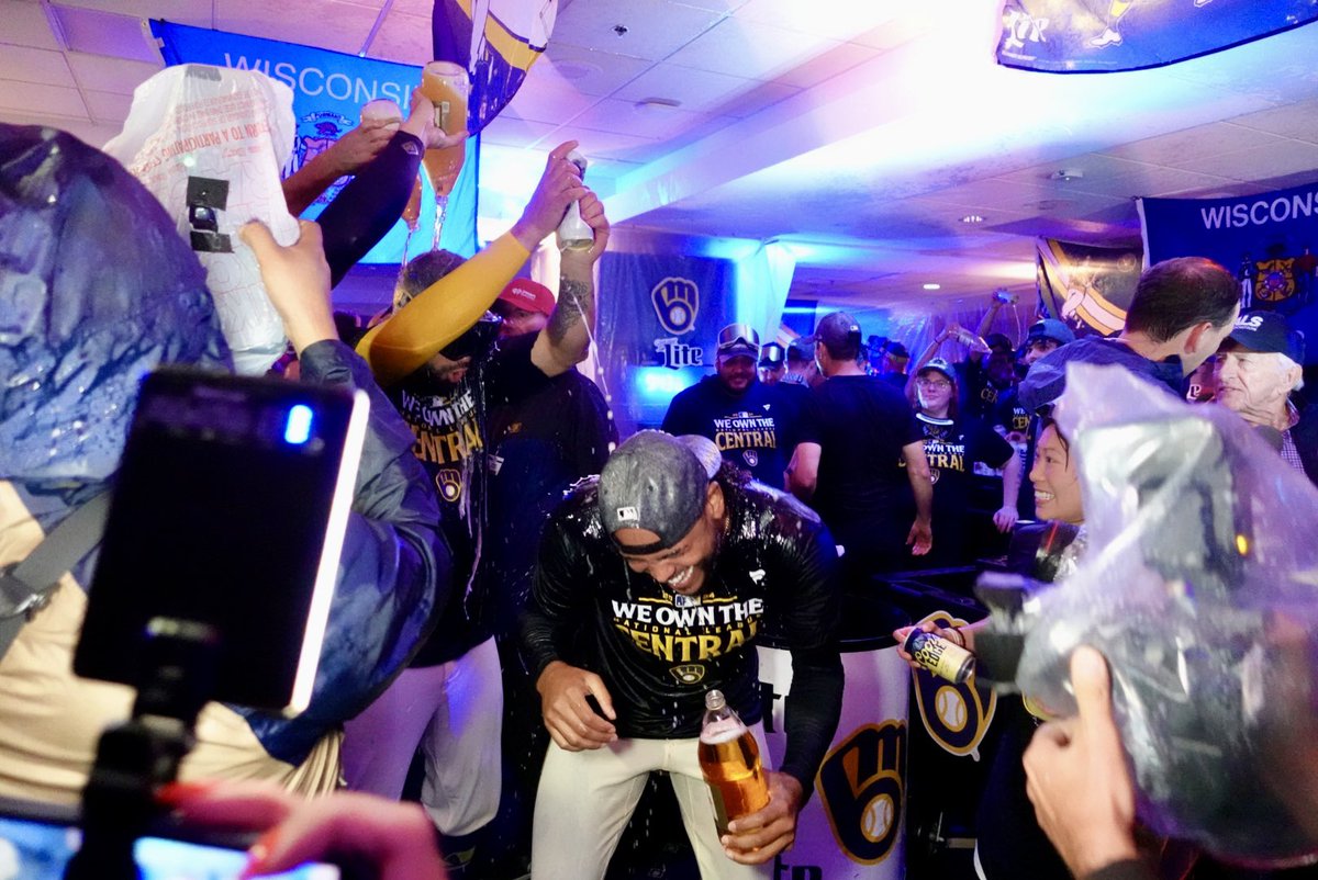 SpectrumNews1WI's tweet image. Some of our favorite shots tonight 📸🍾

#Brewers #undaunted #NLcentral