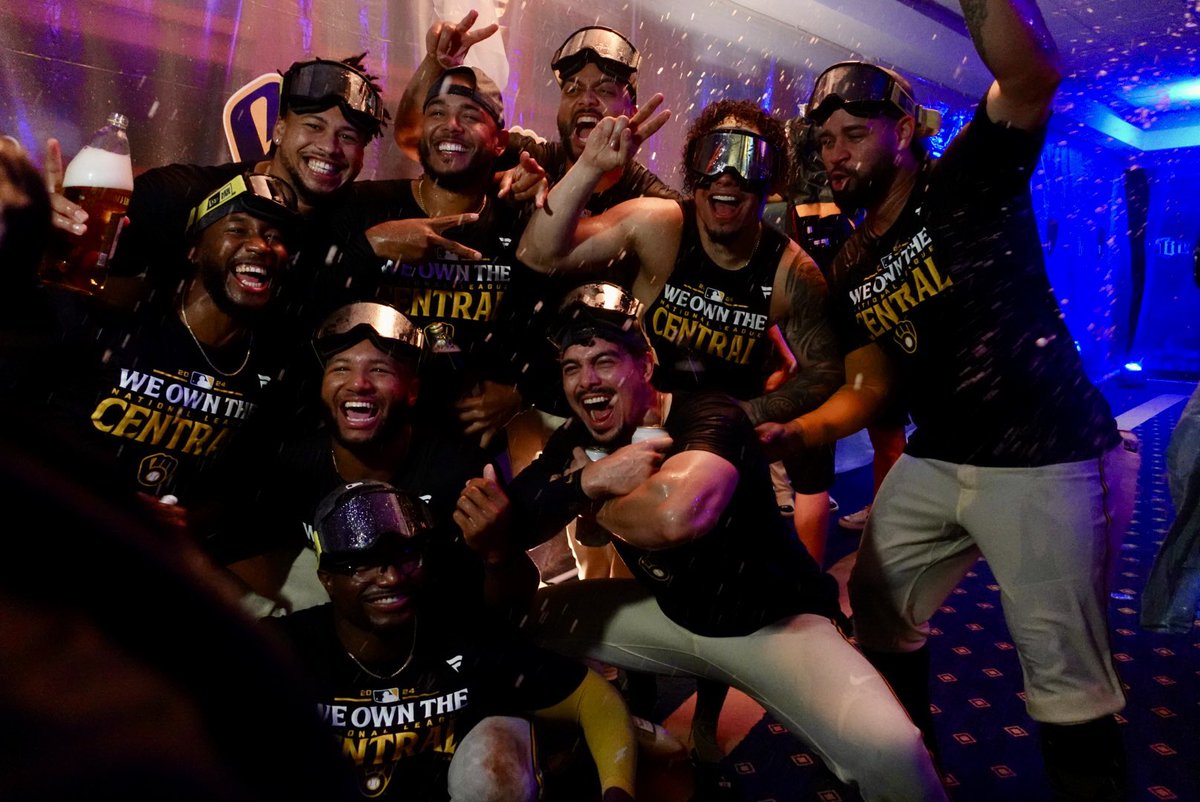 SpectrumNews1WI's tweet image. Some of our favorite shots tonight 📸🍾

#Brewers #undaunted #NLcentral