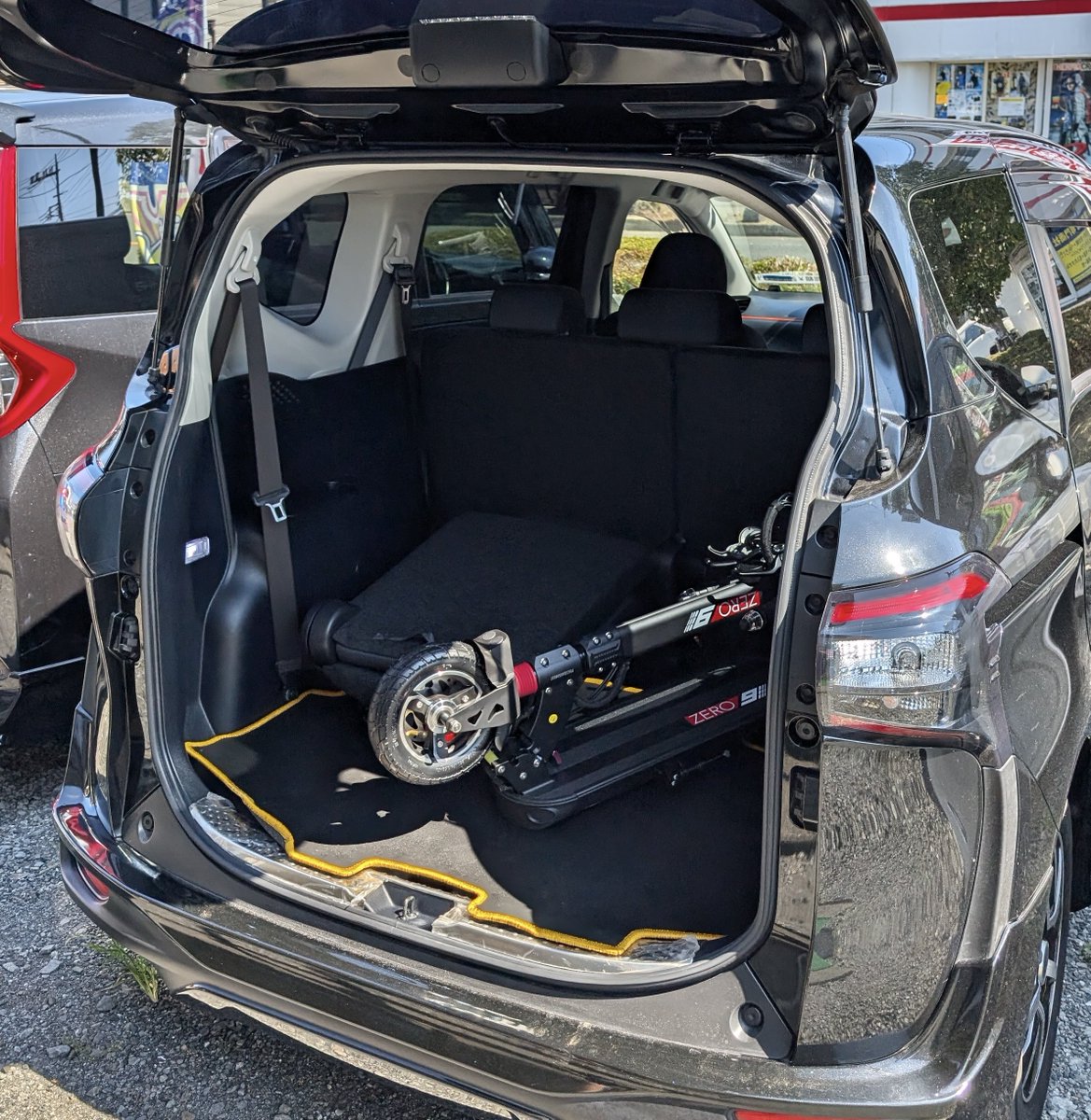 swallow_scooter's tweet photo. ほとんどの車に、問題なく載せられます🚙

#電動キックボード
#ZERO9 https://t.co/Jl5ilbW0ur