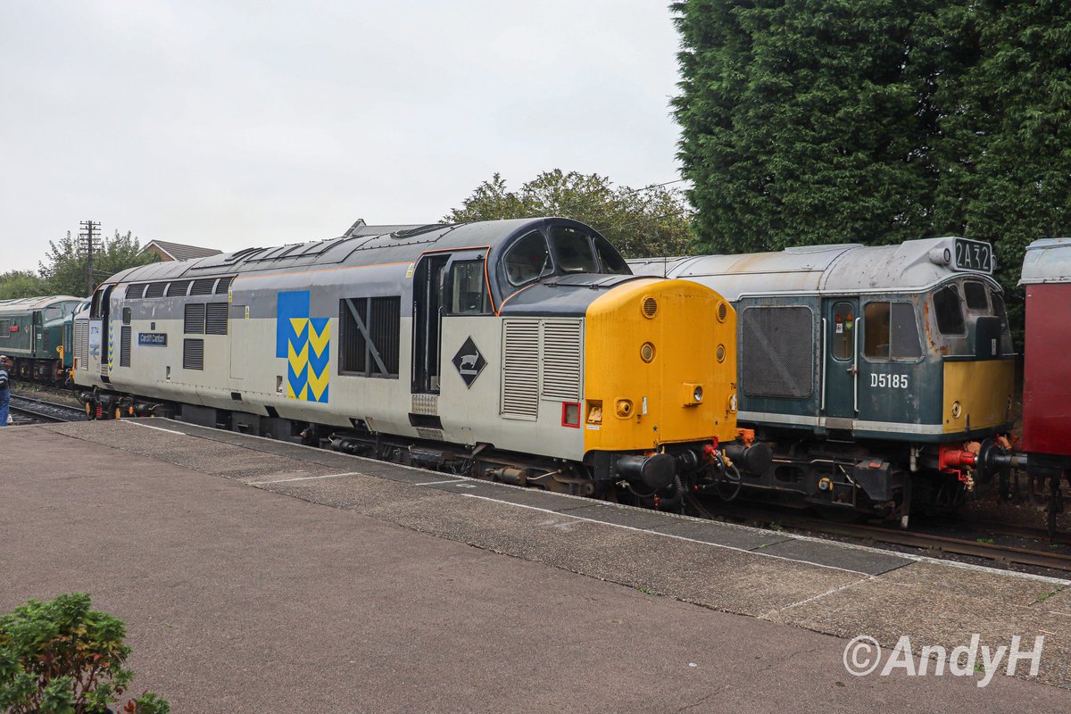 holtona72's tweet image. #ThirtySevenThursday A lovely scene at @GcrGreat Loughborough just before the autumn diesel gala kicked off on the Friday morning. 63yr old Heavy 🚜 37714 'Cardiff Canton' waits in the platform with peak D123 &amp;amp; non-gala runner 🐀 D5185 behind. @TheGrowlerGroup #Class37 6/9/24