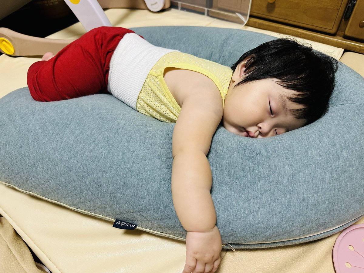 【私が実際にやっていたこと】

「目が覚めたら顔を見て「おはよう」の挨拶」

赤ちゃんが目を覚ましたら
顔を合わせて笑顔で「おはよう」と
声をかけることを意識していました。

朝昼晩関係なく、
起きたら笑顔で挨拶することで

「ママ見てたよ🤱🏻」

の安心感を与えるようにしていました🌼