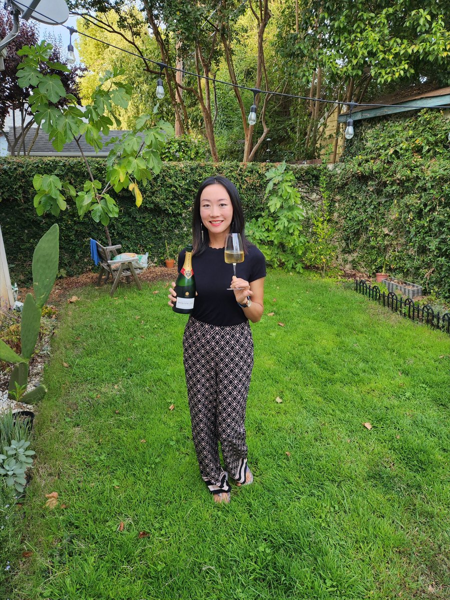 DivaVinophile's tweet photo. Cheers to #MoonFestival #MidAutumnFestival 🍂🌕🍾!
@SteveKubota @gailbenzler @thepinksociety_ @pietrosd @jflorez @_drazzari @CaraMiaSG @LiveaMemory @TiaraJen_A @CHARLIEWINES @TweetaDean @JohnMFodera @Chablislodge @So_mmel_ier @MyEveningOut https://t.co/yAHDZyD0kh