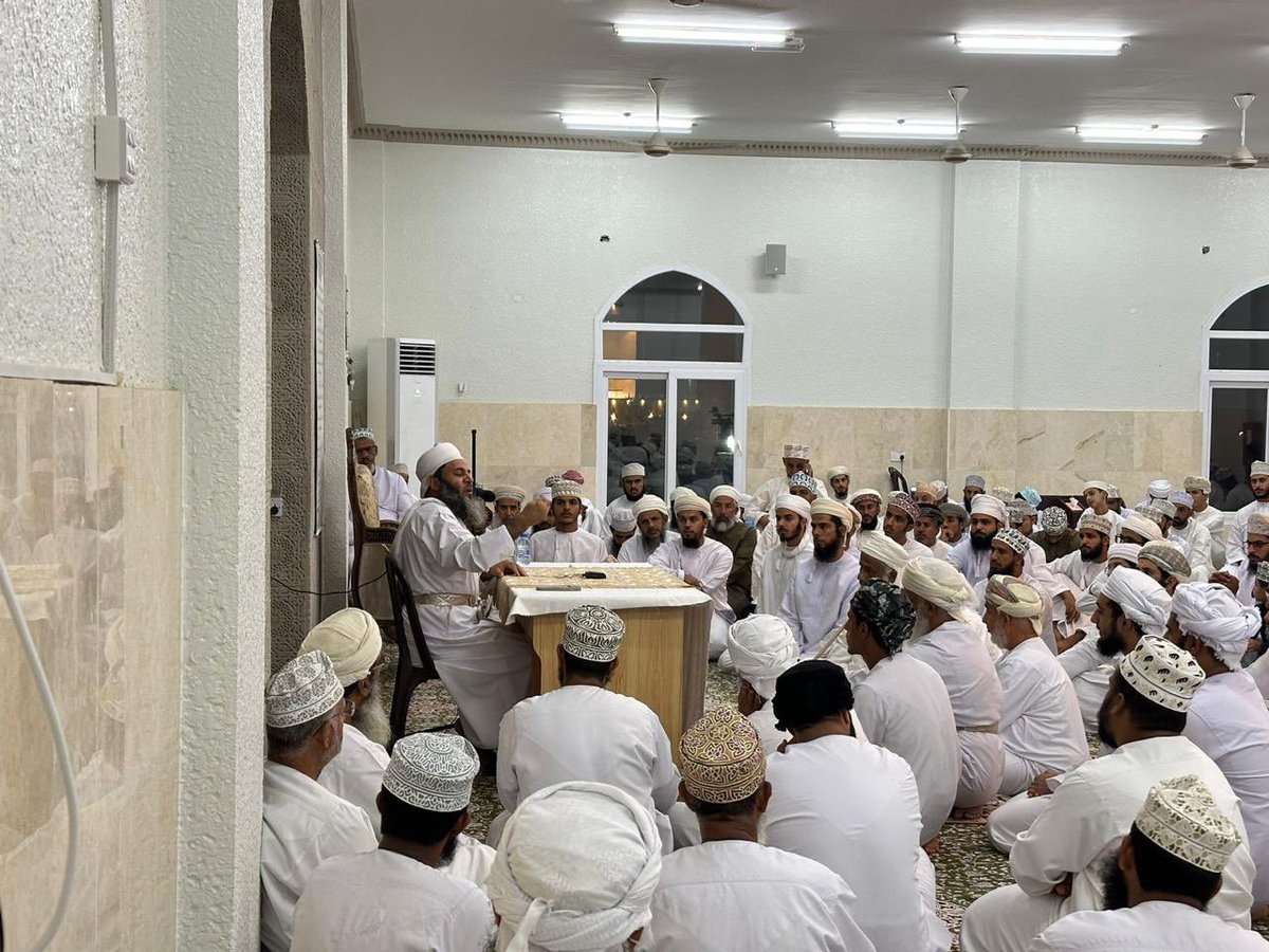 mera_n_s's tweet photo. مع بداية العام الدراسي الجديد للطلبة الجامعيين، افتتح الشيخ الدكتور عبدالله بن سعيد المعمري سلسة الدروس العلمية والفكرية في مسجد الهداية ببلدة اليحمدي بولاية #إبراء https://t.co/JXxMl00Bco