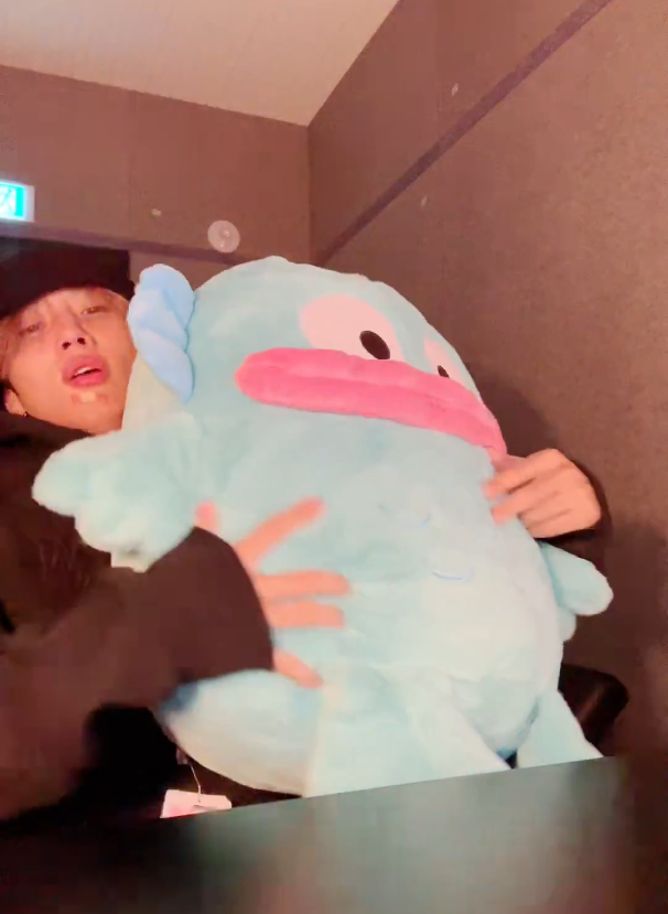 deobimom's tweet photo. Glad to know sunwoo was able to bring hangyodon home haha 

he says he is so big HAHAH

he also doesn't know how to wash him https://t.co/DgHi2SSwpi