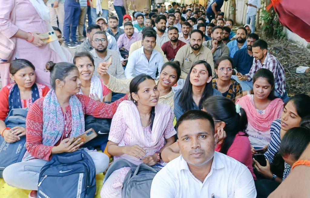साथियों हम सबका साथ देने <a href="/himanshiiisingh/">Himanshi Singh</a>  मैम भी धरनास्थल पर पहुँच गयी है । बहुत- बहुत आभार सभी गुरु जनों का जो हमारे संघर्ष मे हमारे साथ है। 🙏💝
#UP_मांगें_शिक्षक_भर्ती 
#UP_WANT_TEACHER_VACANCY 
<a href="/myogiadityanath/">Yogi Adityanath</a> <a href="/abplive/">ABP LIVE</a> <a href="/UPTakOfficial/">UP Tak</a> <a href="/yadavakhilesh/">Akhilesh Yadav</a> <a href="/Aamitabh2/">Amitabh Agnihotri</a>
