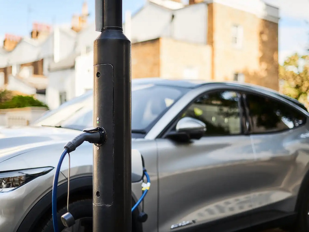 FleetWorldGroup's tweet image. Selected local authorities in England have been given the go-ahead to turn older lampposts into charge points. ...
#lamppostEVchargers #Ubitricity #UKPowerNetworks
fleetworld.co.uk/?p=114454