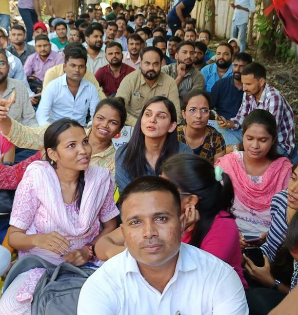 साथियों हमारा संघर्ष जारी है

साथियों CDP QUEEN हिमांशी मैम <a href="/himanshiiisingh/">Himanshi Singh</a>  धरना स्थल पर  आगमन हो चुका है 
जो भी आस पास साथी हो जल्दी पहुंचे 
रिपोस्ट करे लाइक करे जिससे मुद्दा हर जगह वायरल हो जाए जिससे विज्ञापन जारी हो 
#UP_मांगें_शिक्षक_भर्ती
#UP_WANT_TEACHER_VACANCY