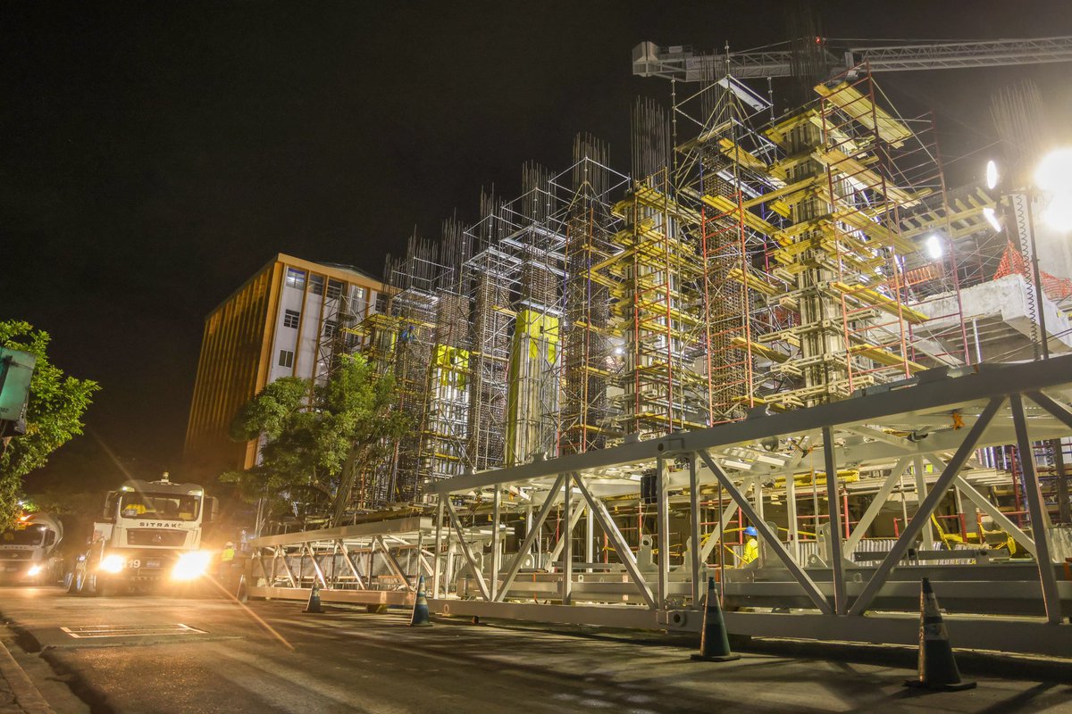 Así trabaja a esta hora de la noche nuestro equipo en la colocación de concreto en columnas y otras obras en los sótanos en la edificación del nuevo Hospital Rosales.🏥🇸🇻🌙