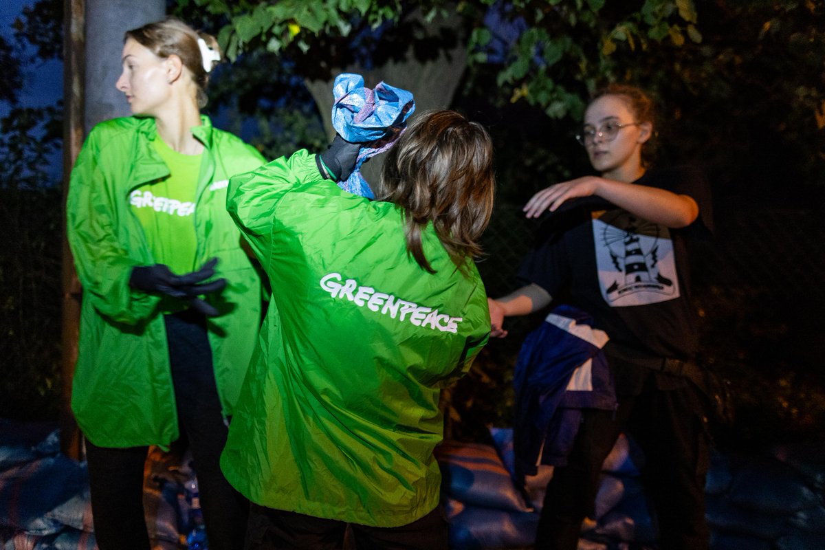 Pytacie nas tutaj często, czy aktywistki i aktywiści pomagają przy powodzi? Pomagają. 
I jednocześnie przypominają, że ekstremalne zjawiska pogodowe stają się coraz bardziej dotkliwe ze względu na postępujący kryzys klimatyczny. Dlatego takie ważne jest pilne odejście od węgla,
