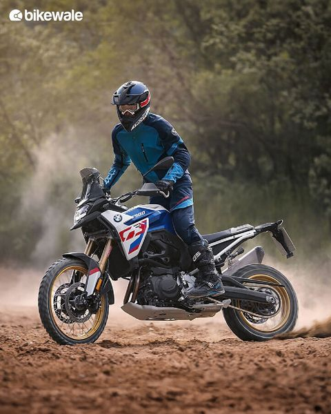 BikeWale's tweet photo. #BMWMotorrad has launched the #F900GS in India, priced at Rs. 13.75 lakh (ex-showroom). The motorcycle will be available as completely built-up units (CBU) and the deliveries will commence from October 2024.
#bmw #f900gs #bmwf900gs #bikewale #bwlaunch #bikes #motorcycles https://t.co/RxRfMAURnl