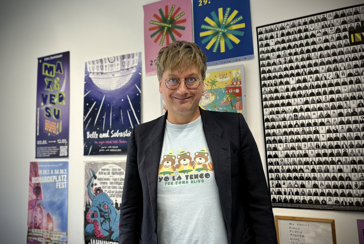 OMG! It‘s the annual „Wear your favourite Band-T-Shirt to Work“-Day again. #yolatengo <a href="/BBC6Music/">BBC Radio 6 Music</a> #tshirtday