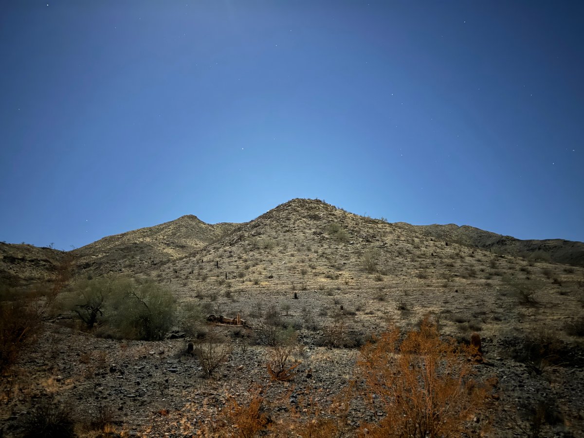 SouthWestAstro's tweet photo. This picture shows part of South Mountain in Phoenix, Arizona today. 

At what time of day do you think it was taken ? 

(Answer in the figure caption) https://t.co/fJPo4mnuv3