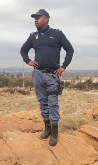 CrimeWatch_RSA's tweet image. [#ServiceExcellence] Constables Xolani Majuda Xaba: Kliptown #SAPS and Thulani Siphiwe Hlatshwayo: Jabulani #SAPSGP, rescued a victim of kidnapping and arrested the perpetrator in Soweto, whilst OFF-DUTY. Their reaction exemplifies the highest standards of dedication and loyalty.