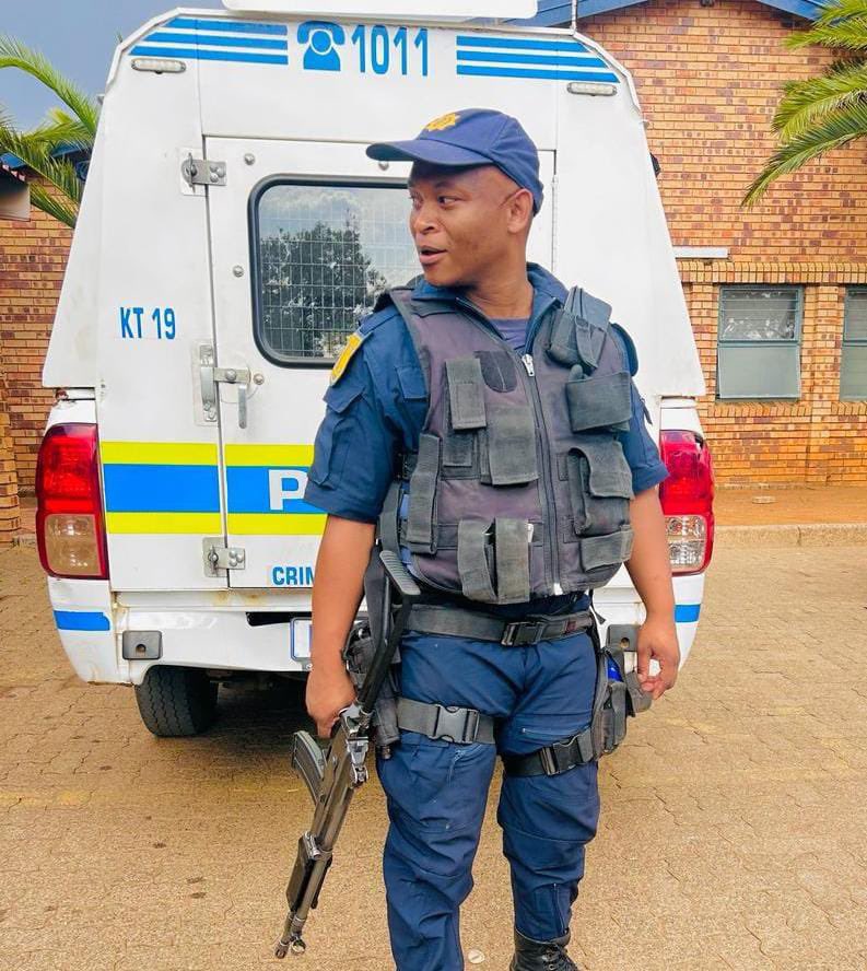 CrimeWatch_RSA's tweet image. [#ServiceExcellence] Constables Xolani Majuda Xaba: Kliptown #SAPS and Thulani Siphiwe Hlatshwayo: Jabulani #SAPSGP, rescued a victim of kidnapping and arrested the perpetrator in Soweto, whilst OFF-DUTY. Their reaction exemplifies the highest standards of dedication and loyalty.