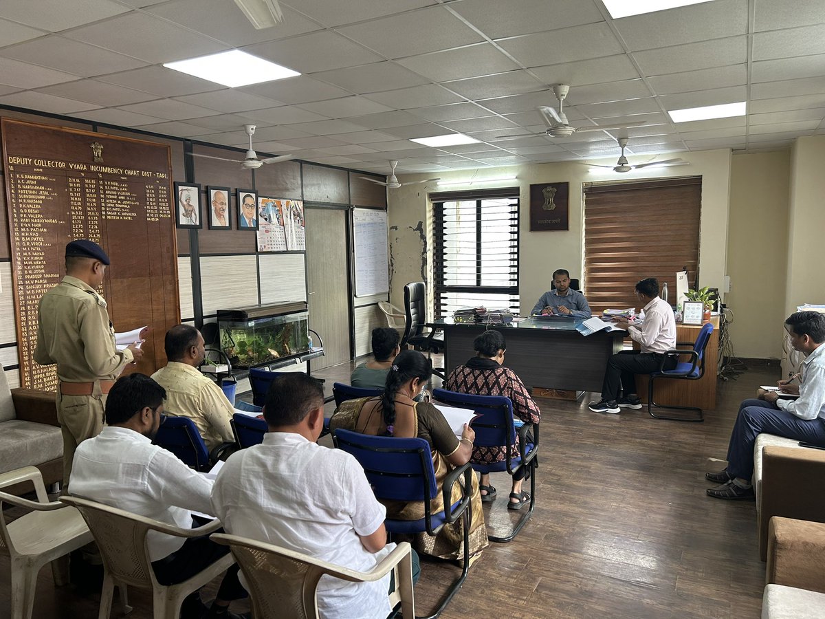 આજરોજ તકેદારી સમિતિ વ્યારાની બેઠકમાં એટ્રોસિટીના કેસો તેમજ અન્ય કામગીરી બાબતે સમીક્ષા કરી અને હાજર પદાધિકારીશ્રીઓ સાથે વિગતોની ચર્ચા કરી જરૂરી સૂચનો આપ્યા.