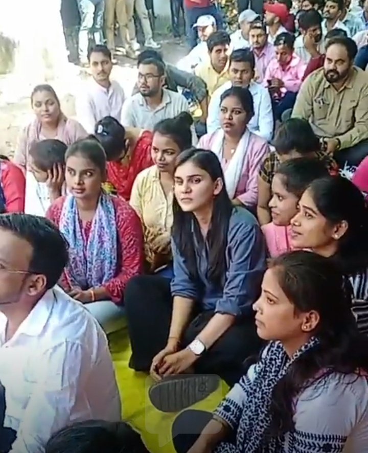 Thank you मैम <a href="/himanshiiisingh/">Himanshi Singh</a> 
आप के आने से धरने में चार चाँद लग गए.. 💚☘️
🔥🔥 आश्वासन नहीं विज्ञापन चाहिए 🔥🔥💯💯
प्राथमिक शिक्षक भर्ती का विज्ञापन जारी करो 🔥🔥
#UP_WANT_TEACHER_VACANCY 
#UP_मांगें_शिक्षक_भर्ती