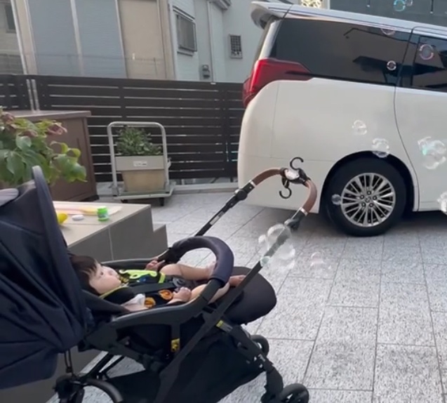 【私が実際にやっていたこと】

「お散歩の時にシャボン玉」

0歳時の頃は
月齢が低ければ低いほど
できることも少なくて悩みますが

シャボン玉🫧

おすすめです！
私は目で追いかけてくれなくても
続けてました🫧

動画などもいいですが
やっぱり幼いうちに自然なものに
興味を持って欲しいですね☺️