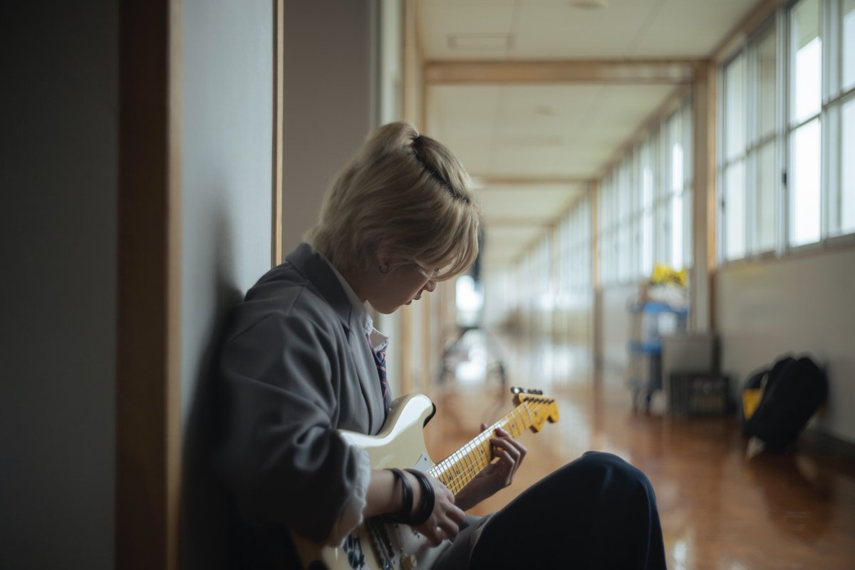 ˗ˋ ♡𓂃 #恋僕をもっと知りたい僕たちは 𓂃♡ ˊ˗

オフショット公開📸

本日お誕生日の猪狩さん🎂💚
ギター練習中の横顔をお届け🎸
今回ギター初挑戦の猪狩さんの演奏
とっても素敵でしたよね✨

#恋僕
#恋を知らない僕たちは
#猪狩蒼弥
#HiHiJets