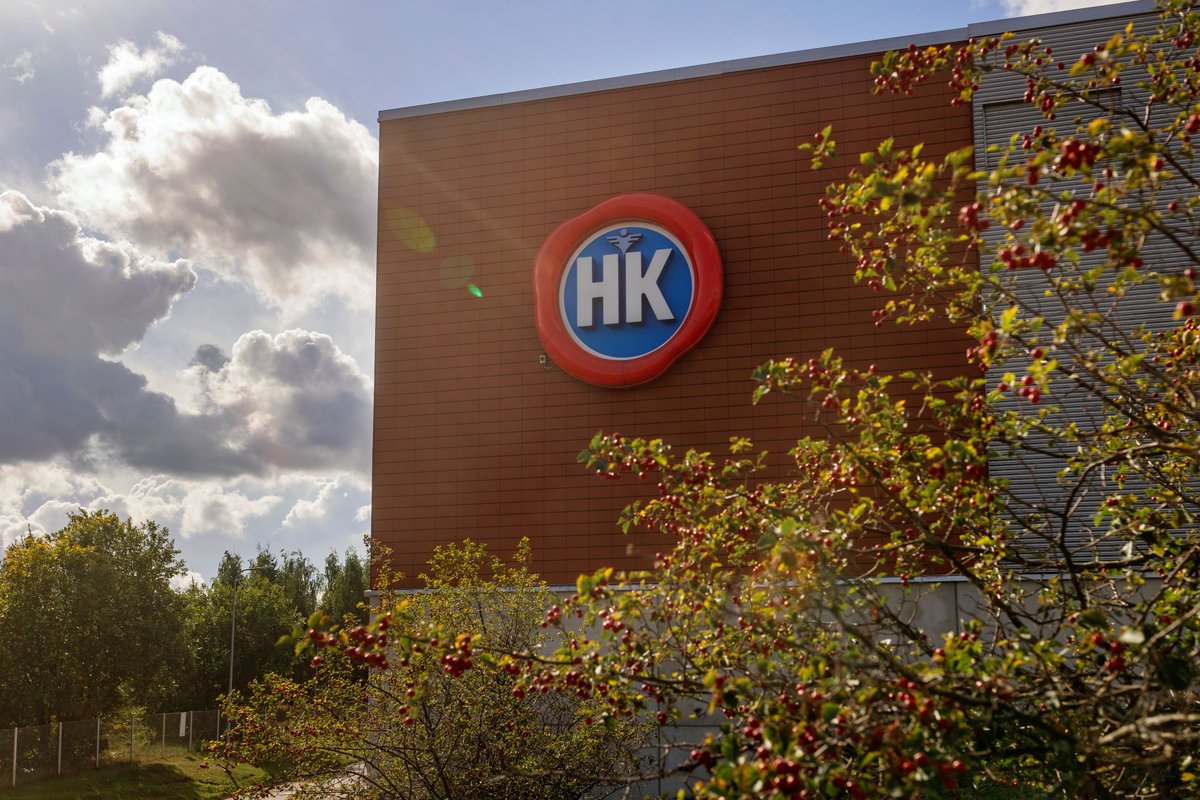 HKFoodsFinland's tweet photo. HKFoods investoi kasvavaan ateriakategoriaan 🍽️ Vantaan yksikössään - Uuden teknologian linjastolla valmistetaan aterioita helpottamaan kuluttajan arkea 📷https://t.co/yWKyTyV0Pw… #hkfoods #ruokaajokatekeehyvää #investointi https://t.co/lq7Bp8CRMI