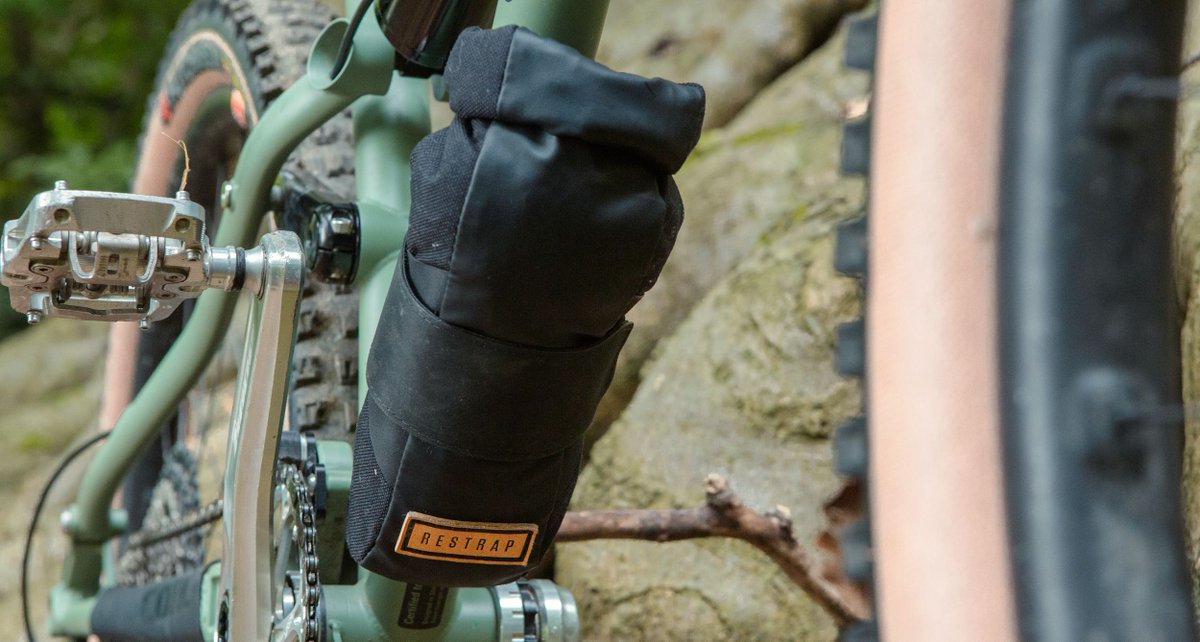 tech-cycling.it/downtube-bag-e… Il brand inglese propone agli appassionati offroad questo borsello da agganciare al tubo obliquo tramite ampia e robusta fascia velcro. Utilissimo per riporre oggetti pesanti, è realizzato in poliuretano idrorepellente e ha una capacità di 1.2 litri