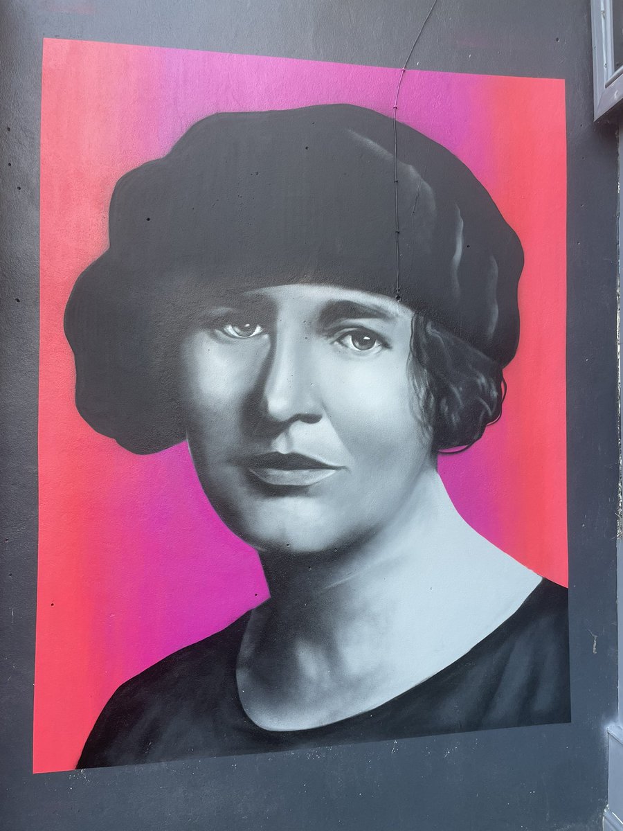 A special book launch last night in Brynmawr with @parthianbooks celebrating the life of the remarkable #MinniePallister AND the unveiling of her <a href="/purpleplaques/">Purple Plaques</a> by <a href="/MarkDrakeford/">Mark Drakeford 🏴󠁧󠁢󠁷󠁬󠁳󠁿</a>