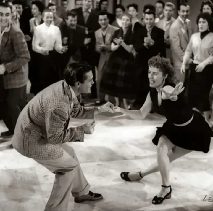 Riservo a pochi il diritto di avere accesso al mio cuore e per me raccontarsi è una forma di intimità.
Ho un'idea d'amore e amicizia oramai rara, perchè ogni legame per me richiede profondità.
Il bene che ti darò sarà un prolungamento del bene che mi voglio.