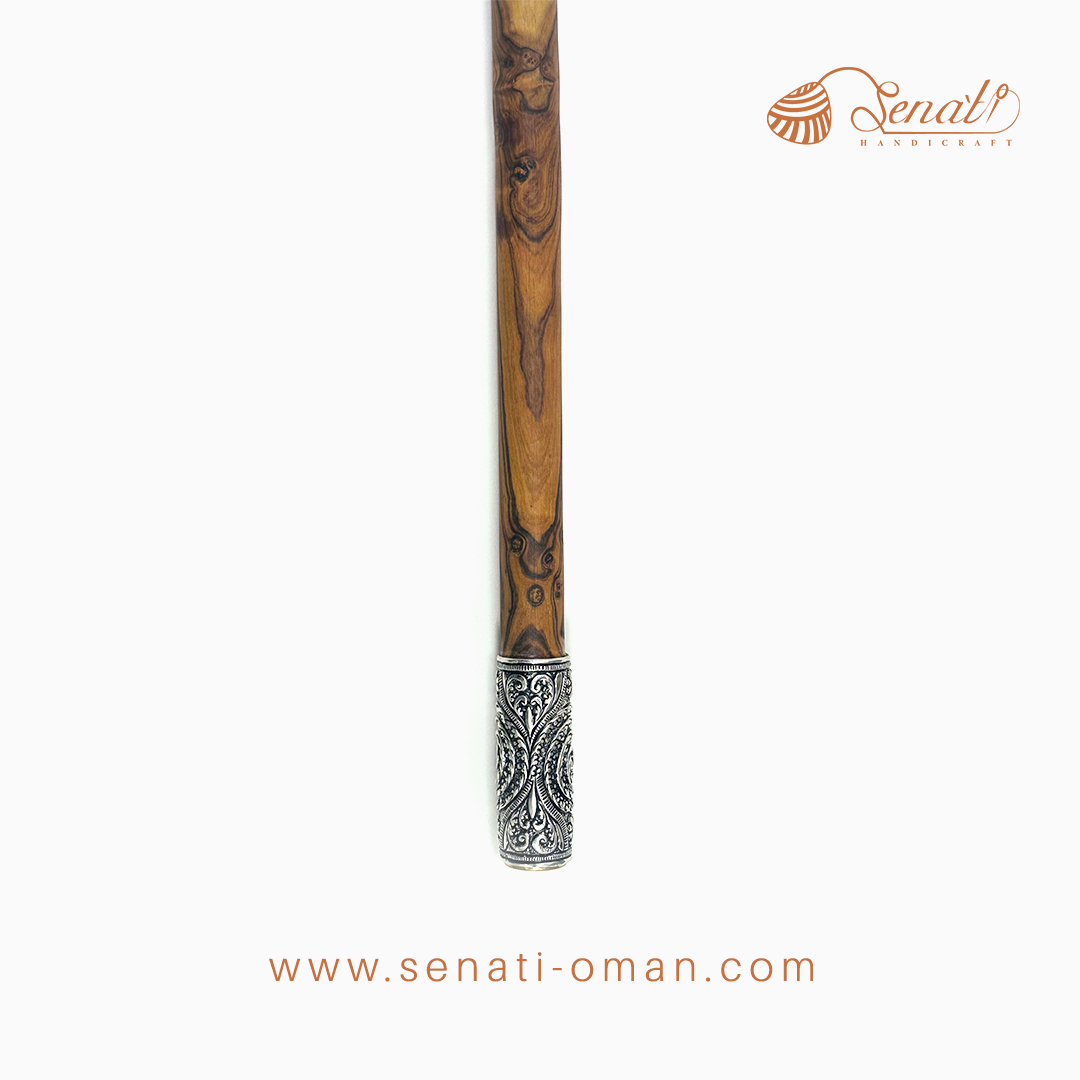 عصا رجالية فاخرة ومصاغة بنقوش من الفضة النقية لتكمل طلتك!
انواع مختلفة من العصي العمانية تتوفر للطلب عبر موقعنا أو من خلال تطبيق صناعتي.
Elevate your style with a luxurious men's stick, traditionally engraved and crafted from pure silver.
Available for order through Senati App.