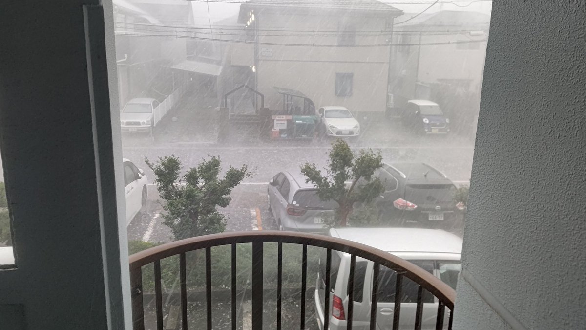 zawatcho's tweet photo. 突然降ってきた雹で手に入れたばかりのマイカーがボコボコ���なり、窓がバリバリに割れてしまったため、廃車になってしまった。マジ最悪。俺が何したって言うんだ。 https://t.co/Z8onPlmQrk