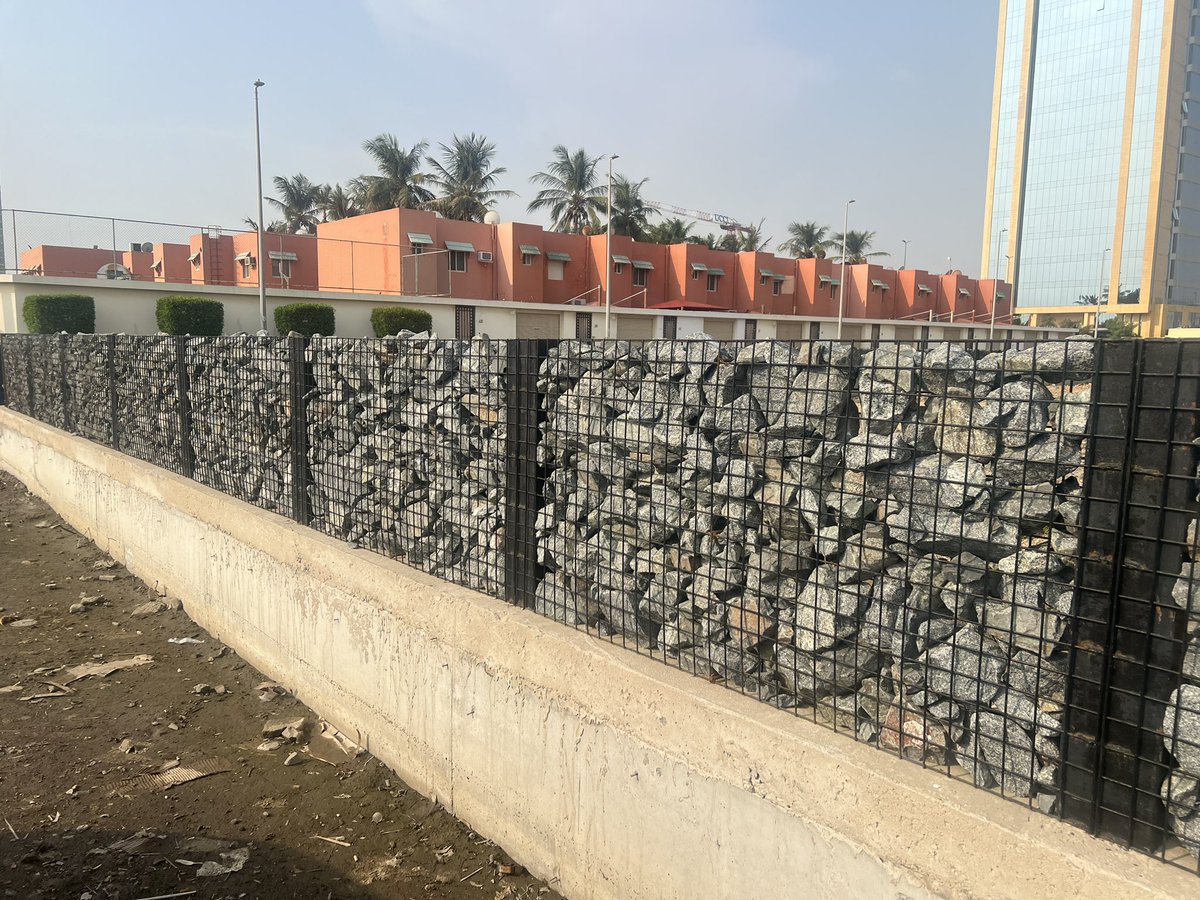 تنفيذ تسوير الأراضي الفضاء حسب المواصفات والمخططات المعتمدة من وزارة الشؤون البلدية والقروية والإسكان وبمواصفات ذات جوده عاليه في جميع انحاء المملكة باسعار مناسبة 
للتواصل والاستفسار : 0568145686