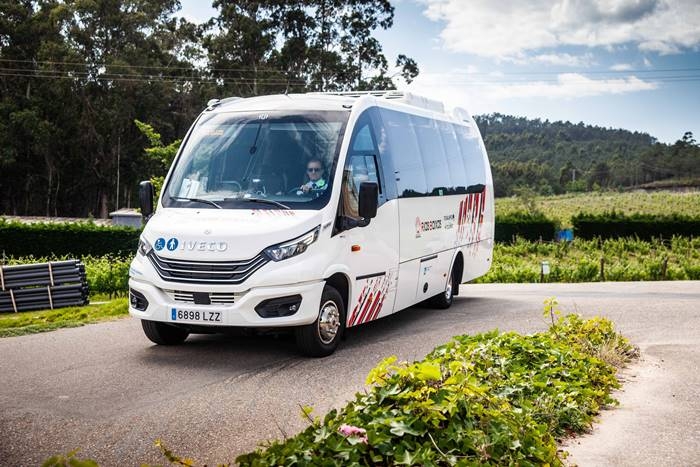 vinetur's tweet photo. Rías Baixas lanza los 'Buses de Vendimia' para vivir la vendimia en primera persona: Una experiencia diseñada para conocer de cerca el proceso de elaboración del vino albariño. https://t.co/Hl8oq5Lsfc https://t.co/J1Ka5wtL42