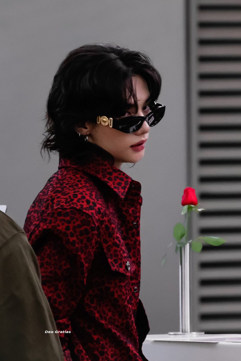hyunesz's tweet photo. 무슨 공항 데스크에 꽂혀잇는 장미 한송이마저도 연출의 일부분 같냐

#HyunjinAtMFW24  #VersaceSS25 @Versace https://t.co/zKhBQGwuO7