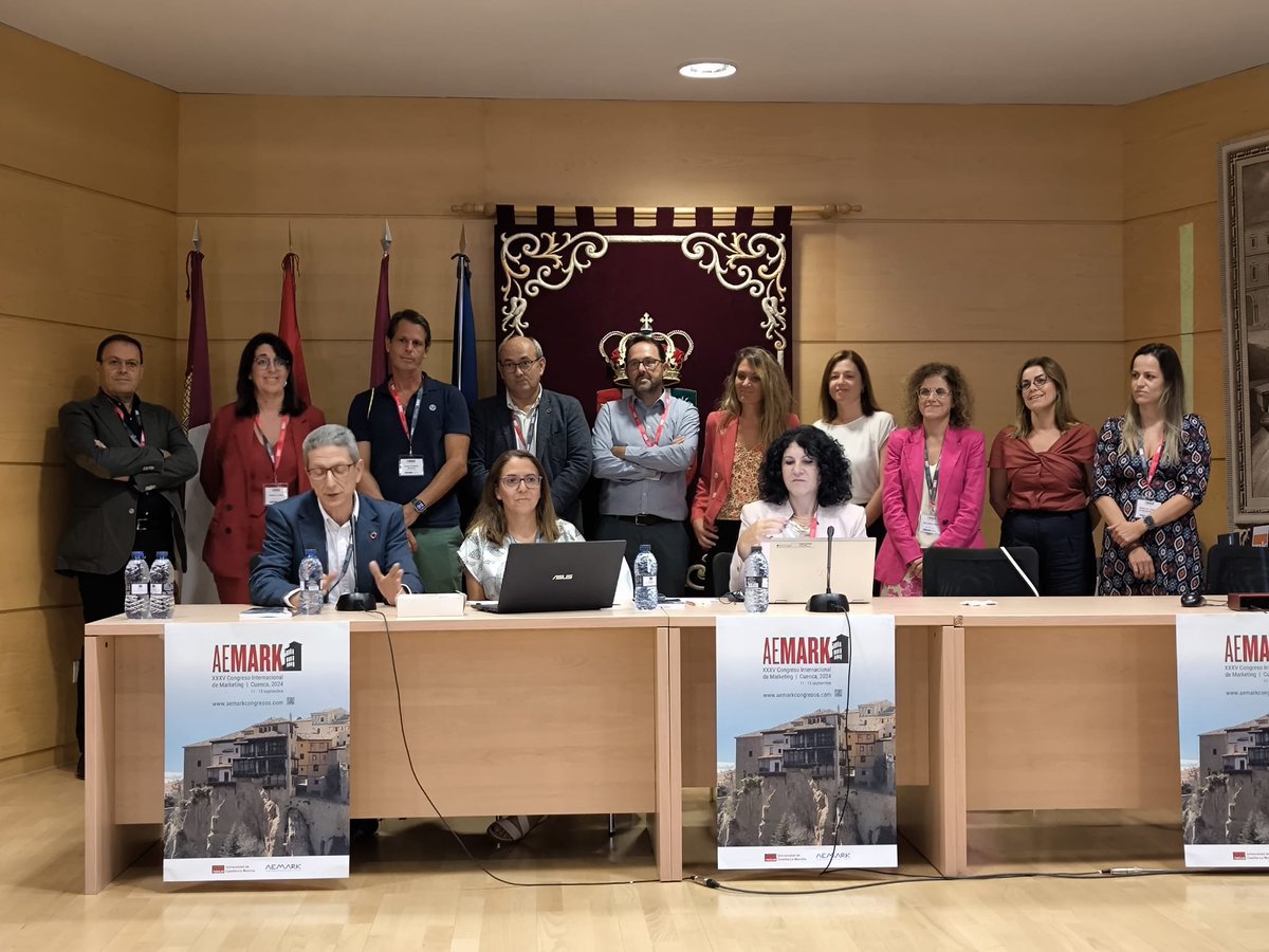 AEMARK's tweet photo. 🚀Durante #AEMARK24 su comité organizador, encabezado por @JA_Mondejar, le pasó el testigo de la organización de #AEMARK25 al equipo de @UMU, liderado por @SRuizdeMaya

Todavía con resaca emocional🩵 de #AEMARK24 y ya estamos organizando #AEMARK25

¿Te lo vas a perder? https://t.co/jcmsZJ8KzC
