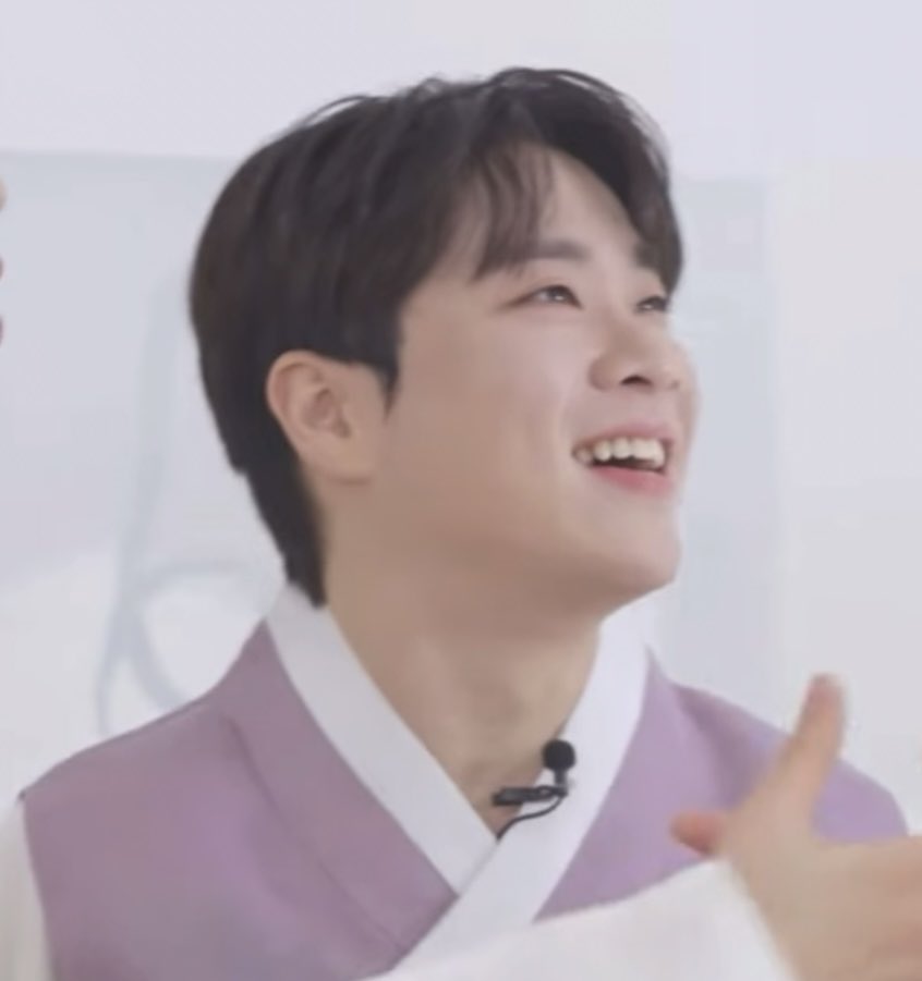 달에 소원을 못 빌었으니 달덩이 같은 지훈이 얼굴 보고 소원을 빌어야겠다. 
국군의날 불명 당첨을 간절히 비나이다🙏
