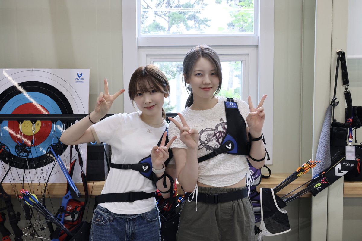 tsu_zi's tweet photo. #NiziU
こんにちはです。
NiziUのAYAKAさんとMIIHIさんのアーチェリーの画像をポスター風にしてみました。
#NiziU
#AYAKA
#MIIHI
#FIVICS https://t.co/JKLsslTl40
