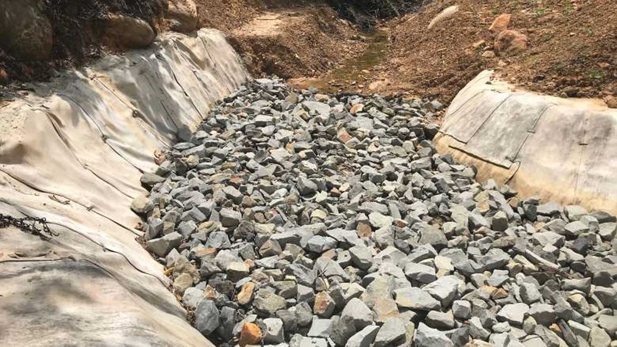 GCCM_KDNSB's tweet photo. Concrete Canvas saves the day in Beaufort, Sabah! ๐ช๐ง๏ธ 100mยฒ of CC5 installed to protect riverbanks from erosion during heavy rains. Fast, efficient, and perfect for tough access sites. #ConcreteCanvas #SlopeProtection #InnovativeConstruction #Sabah https://t.co/99UCFe4J0b