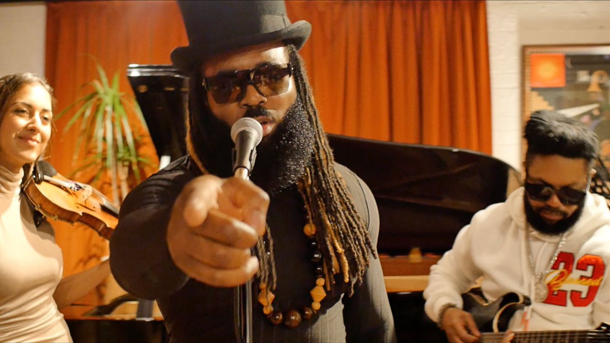 RotimoOfficial's tweet image. Show Up Visualizer out now - youtu.be/3eWXq04vq_w?si…