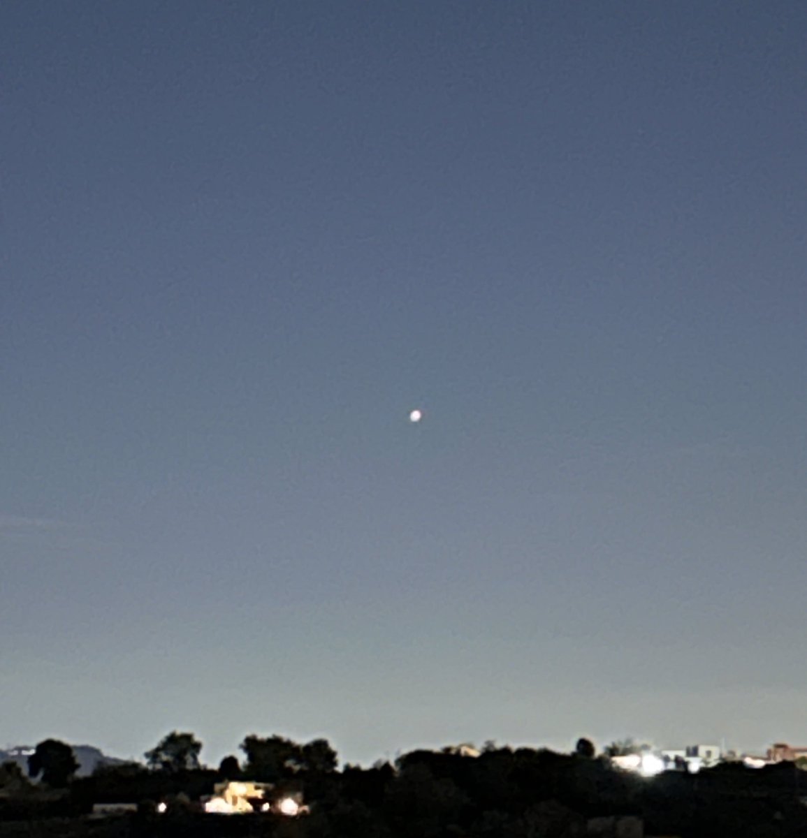 antomex04's tweet photo. Ho provato a capire di quale #pianeta si tratta ma non ho trovato nulla di preciso. Intanto ieri notte brillava come poche cose ho visto risplendere. Piccoli, stupefacenti regali del cielo sopra casa!
#astri #firmamento #magia https://t.co/5FGgOzk6Uh