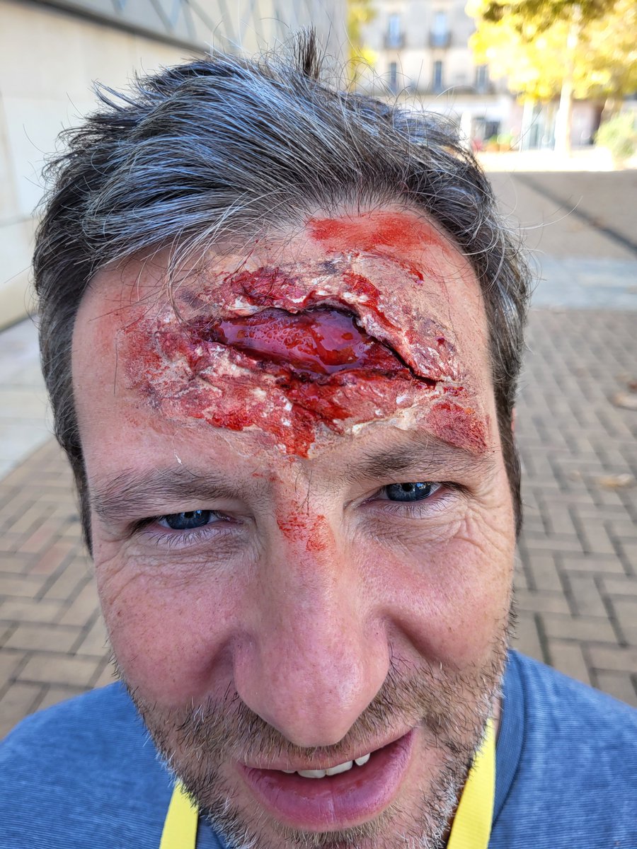 Le Festival du Fantastique est enchanté d'accueillir les maquilleuses professionnelles d'Audrey Neau (Elfize Création) ! Laissez-vous transporter par leur talent unique et transformez-vous en créatures fantastiques.
La séance de maquillage est ouverte à tous les festivaliers !