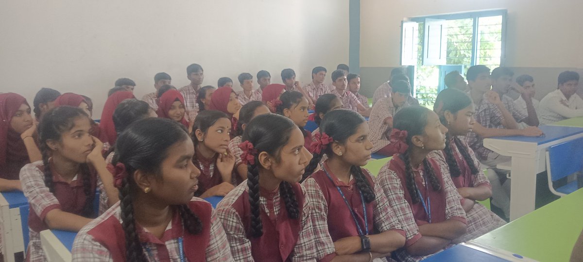 sanitationmck's tweet photo. #MC_Karimnagar inspected #SmartClassRoom developed under #SmartCityMission by Municipal Corporation Karimnagar &amp; Interacted with School children's on #DigitalClass @aclb_knr @cdmatelangana @Collector_KNR @MC_Karimnagar @MoHUA_India @PamelaSatpathy @SmartCities_HUA https://t.co/RU0NfKdM3K